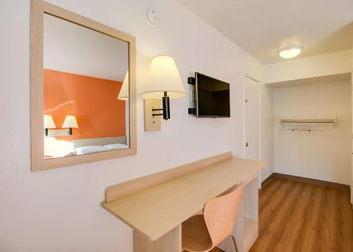 Hotel 6-phoenix, Az - East